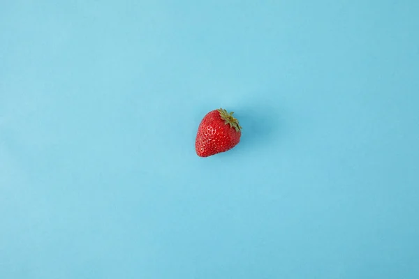 Bovenaanzicht Van Rijpe Aardbeien Geïsoleerd Blauw — Stockfoto