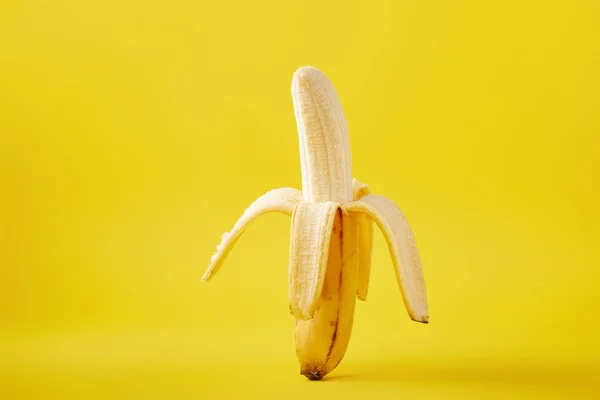 Nahaufnahme Der Reifen Banane Isoliert Auf Gelb — Stockfoto