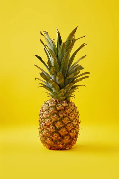 Nahaufnahme Der Frischen Ananas Auf Gelbem Hintergrund — Stockfoto