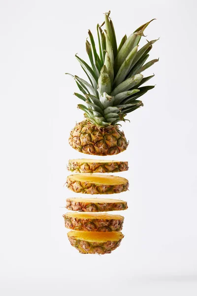 Nahaufnahme Von Frisch Geschnittenen Ananas Exotische Früchte Isoliert Auf Weiß — Stockfoto