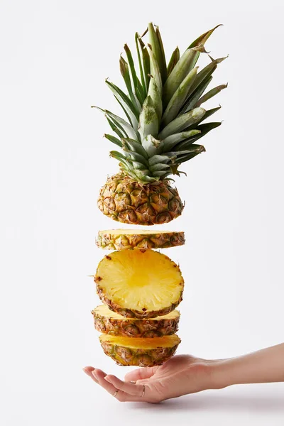 Kısmi Görünümü Üzerinde Beyaz Izole Taze Kesilmiş Ananas — Stok fotoğraf