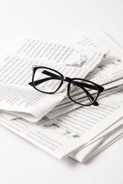Gazeteler ve görme, beyaz üzerine yığın yakın çekim