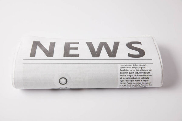 одна рулонная газета с информацией, на белом фоне
