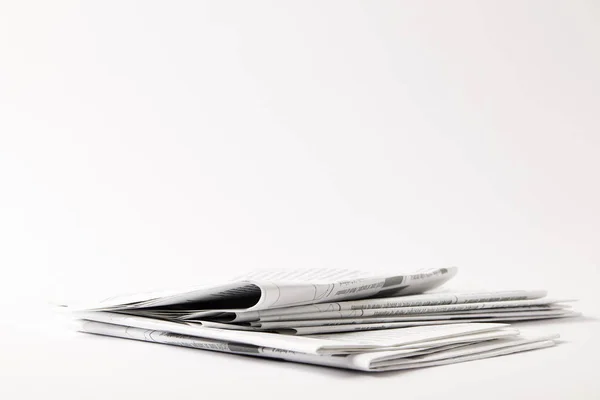 Σωρός Από Επαγγελματίες Εφημερίδες Απομονώνονται Λευκό Αντίγραφο Χώρου — Φωτογραφία Αρχείου