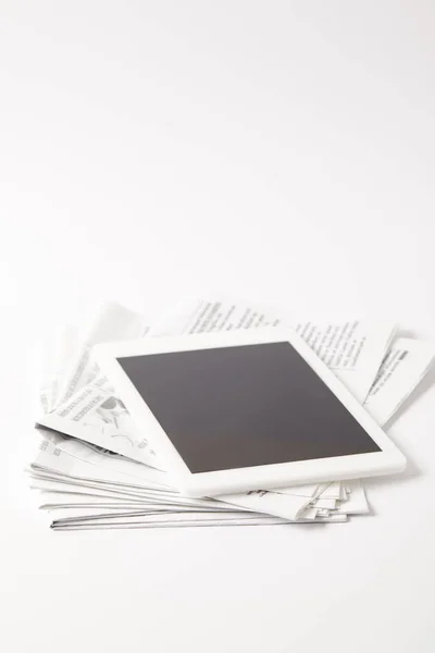 Digital Tablet Blank Screen Pile Newspapers White — Stock Photo, Image