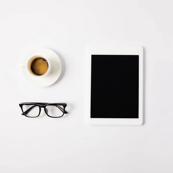 Płaskie Lay Filiżankę Kawy Okulary Cyfrowy Tablet Pusty Ekran Biały — Zdjęcie stockowe