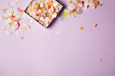 kağıt kutusu ve mor yüzeyi konfeti adet üstten görünüm