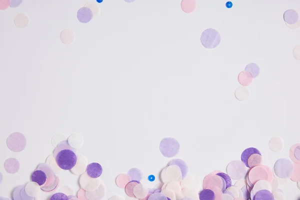 Draufsicht Auf Verstreute Violette Konfetti Stücke Auf Weißer Oberfläche — Stockfoto