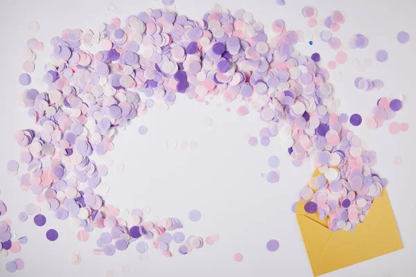 Top View Violet Confetti Pieces Yellow Envelope Surface — Stock Photo, Image