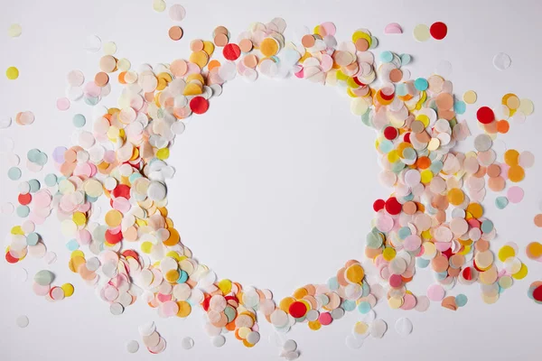 Vista Superior Círculo Peças Confete Coloridas Superfície Branca — Fotografia de Stock