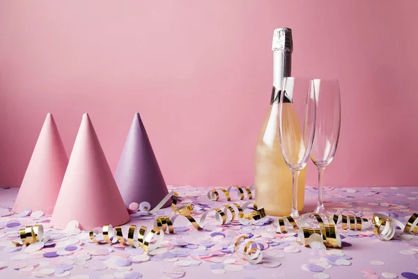 Fles Champagne Feestmutsen Confetti Stukken Violet Tabel Feestje — Stockfoto