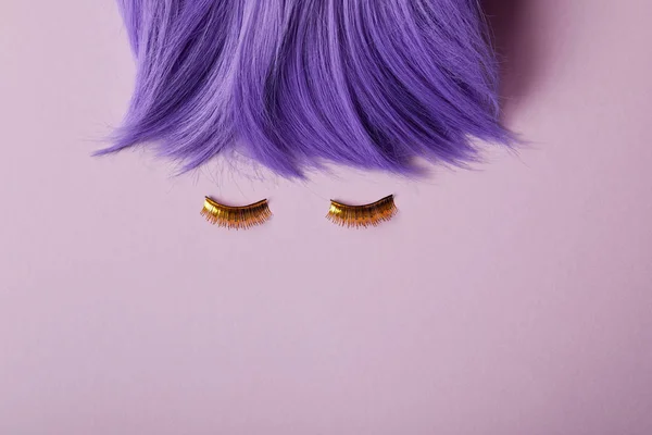 Top View Bright Violet Wig False Golden Eyelashes Purple — Stock Photo, Image