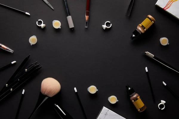 Vue Dessus Des Outils Pour Maquillage Permanent Sur Table Noire — Photo