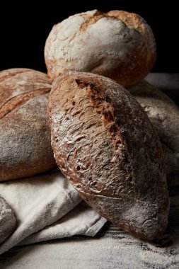 ekmek, un ve çul çeşitli closeup görünümünü ahşap tablo 