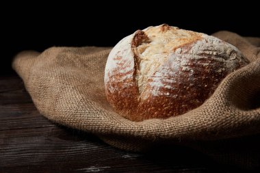 ekmek ve rustik ahşap masa üstünde çul kapatın 