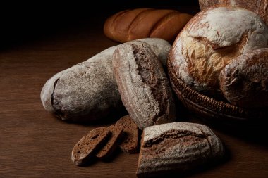 ekmek ve hasır breadbasket ahşap masa üzerinde çeşitli görüntü kadar kapatın 