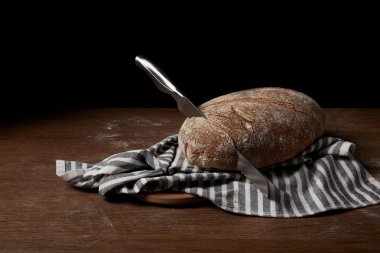 ekmek, çul, bıçak ve kesme tahtası masada görüntü kadar kapatın