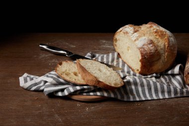 ekmek, çul, bıçak ve kesme tahtası tablo üzerinde atış yukarıya kapatmak