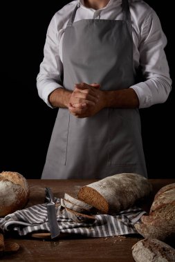 bıçak, çul ve ekmek ile önlük ayakta tablo yakınındaki erkek baker kadeh kırpılmış 