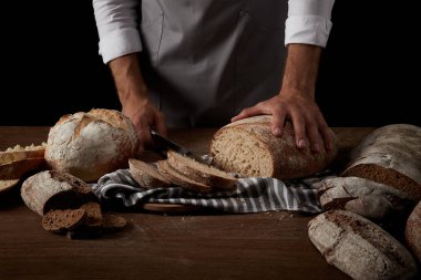 baker önlük kesme ekmek üzerinde çul ahşap masa üzerinde görüntü kırpılmış 