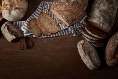 ahşap masa üzerinde çeşitli ekmek ve çul üstten görünüm
