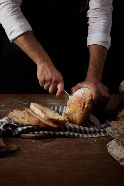 Частковий Вигляд Чоловічого Пекаря Фартусі Ріже Хліб Ножем Вереску Дерев — стокове фото