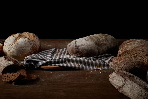 Κλείνω Πάνω Θέα Των Διαφόρων Τύπων Ψωμιού Λινάτσα Και Κοπή — Δωρεάν Φωτογραφία