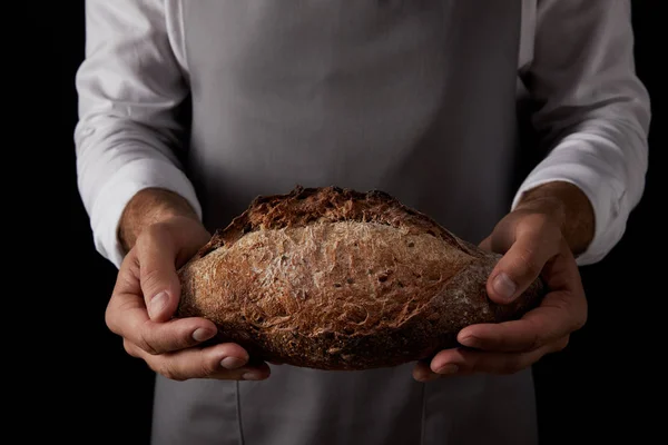 Przycięte Zdjęcie Mężczyzna Baker Fartuch Trzyma Chleb Białym Czarnym Tle — Zdjęcie stockowe