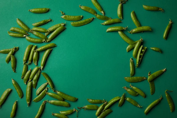 Bovenaanzicht Van Ronde Badrand Van Pea Peulen Groene Oppervlak — Stockfoto