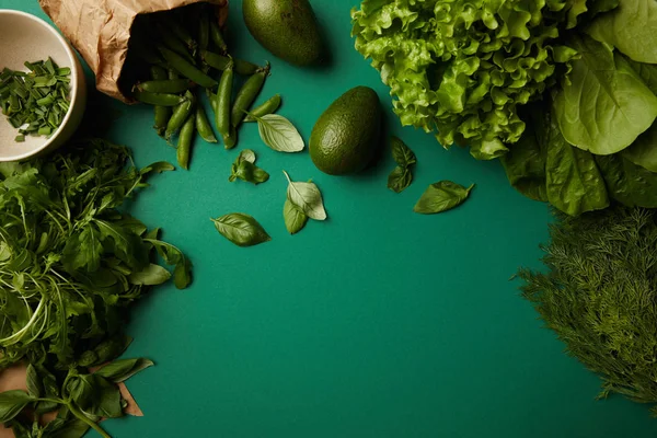 Vista Superior Diferentes Verduras Maduras Superficie Verde —  Fotos de Stock