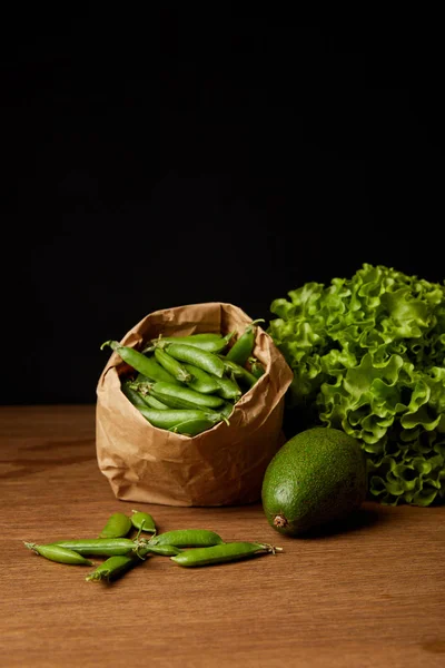 Împușcat Aproape Avocado Mazăre Verde Salată Verde Suprafața Lemn — Fotografie, imagine de stoc