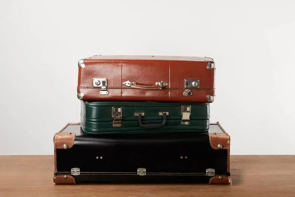 Gestapeld Oude Leerzakken Reizen Houten Tafel — Stockfoto