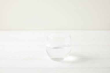 tek bardak su beyaz ahşap masa üzerinde yakın çekim vurdu