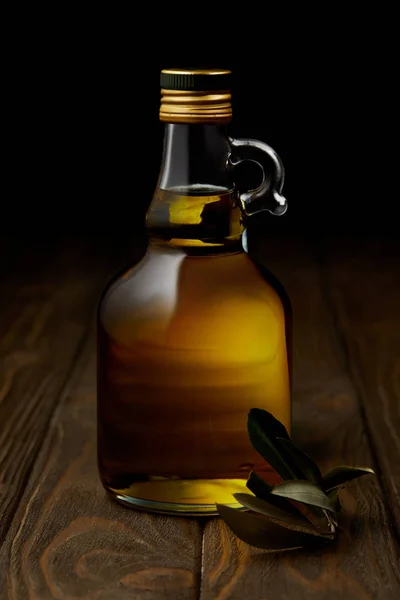 Flasche Aromatisches Olivenöl Mit Zweig Auf Holzoberfläche — kostenloses Stockfoto