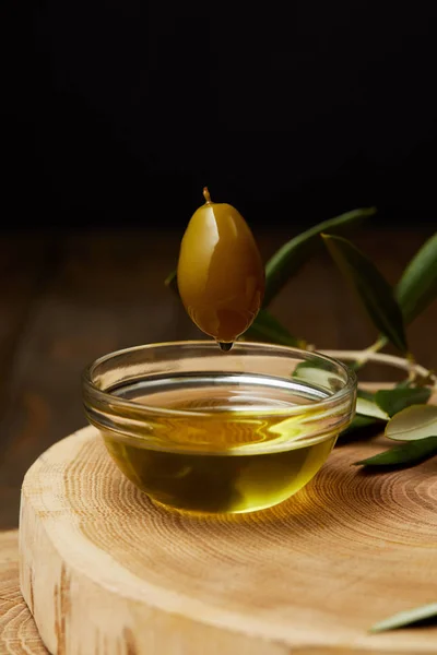 Aromatische Olie Druipend Uit Olijf Vrucht Boven Kom Houten Bord — Stockfoto