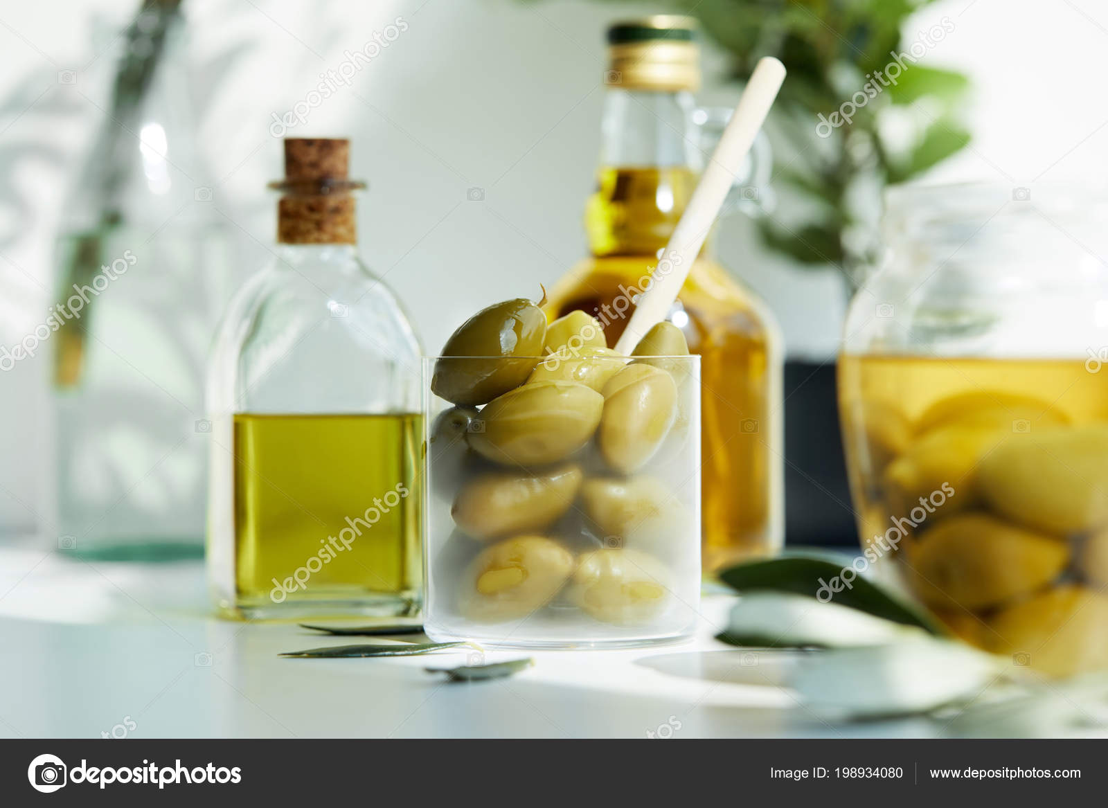 https://st4.depositphotos.com/13349494/19893/i/1600/depositphotos_198934080-stock-photo-glass-spoon-green-olives-jar.jpg