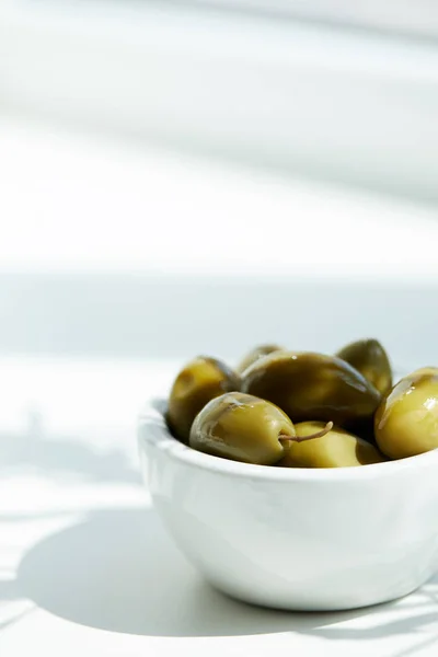 Primer Plano Taza Con Aceitunas Verdes Mesa Blanca — Foto de Stock