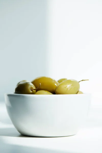 Miska Zielonych Oliwek Biały Stół — Zdjęcie stockowe