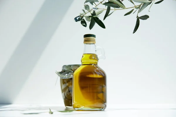 Bottiglia Olio Aromatico Rami Vasetto Con Olive Verdi Tavola Bianca — Foto Stock