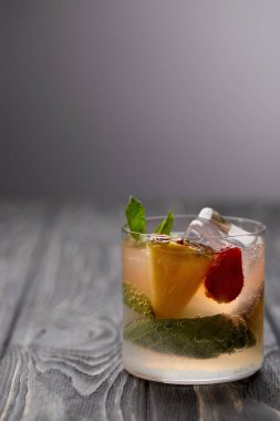 bardak limonata buz küpleri, nane yaprağı, ananas ve çilek ile