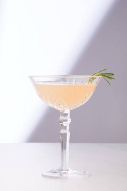alkol cam beyaz masa üzerinde rosemary ile kokteyl 