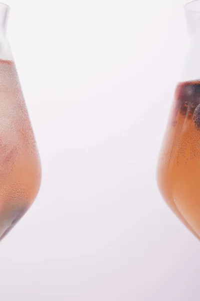Teilansicht Von Zwei Gläsern Mit Limonade Isoliert Auf Grauem Hintergrund — kostenloses Stockfoto