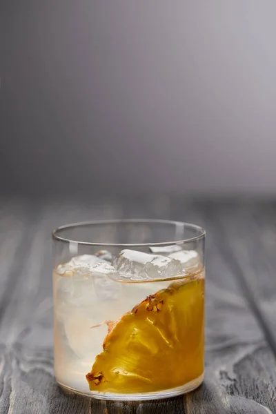 Glas Limonade Met Ananas Stuk Ijsblokjes Grijs Houten Tafel — Gratis stockfoto