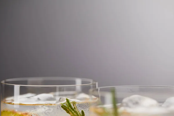 Gedeeltelijke Weergave Van Twee Glazen Limonade Met Ananas Stukjes Ijsblokjes — Stockfoto