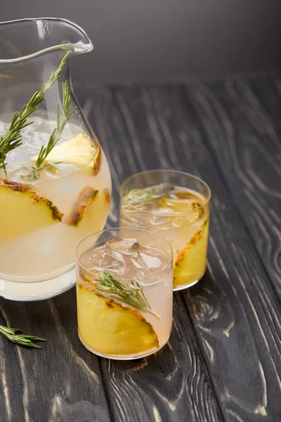 Vista Elevada Jarra Dos Vasos Limonada Con Trozos Piña Cubitos —  Fotos de Stock