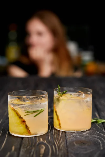 Selective Focus Pineapple Pieces Ice Cubes Rosemary Two Glasses Lemonade — Free Stock Photo