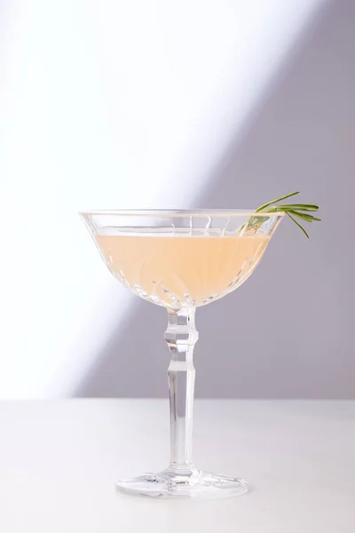 Cocktail Alcolico Bicchiere Con Rosmarino Tavolo Bianco — Foto Stock