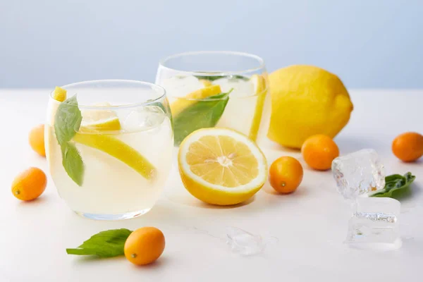 Dvě Sklenice Limonády Lístky Máty Kostky Ledu Plátky Citronu Obklopené — Stock fotografie