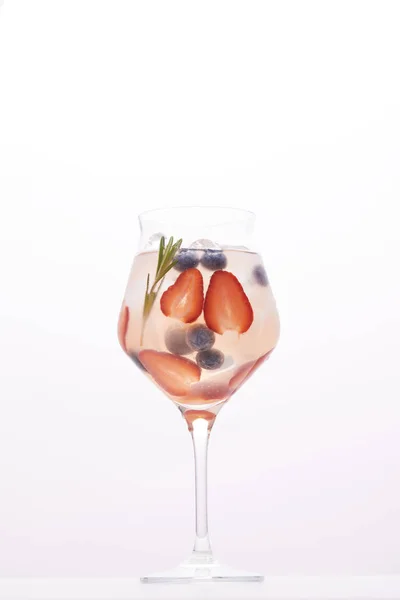 Ποτήρι Λεμονάδα Δεντρολίβανο Βατόμουρα Και Φράουλες Που Απομονώνονται Λευκό Φόντο — Φωτογραφία Αρχείου