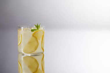 tek bardak taze limonata yansıtıcı yüzeyi ve gri